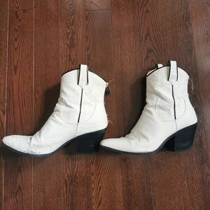 Very Cute Summer Cowboy Boots